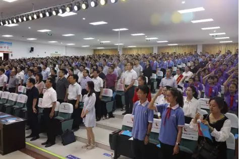 启动仪式在雄壮的国歌声中拉开帷幕。