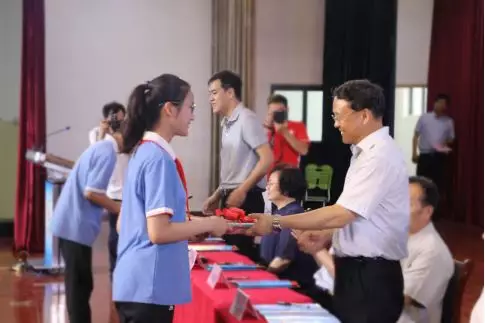 启动仪式在雄壮的国歌声中拉开帷幕。